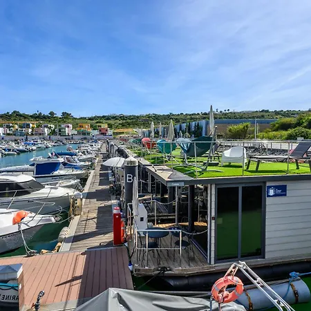 The Homeboat Company Båthotell