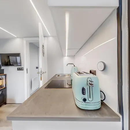 The Homeboat Company Botel 3*