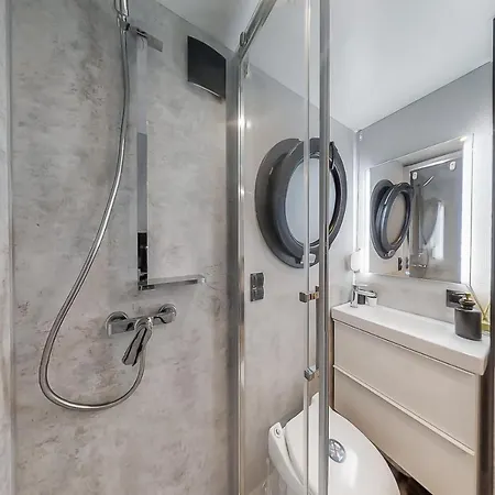 The Homeboat Company Botel