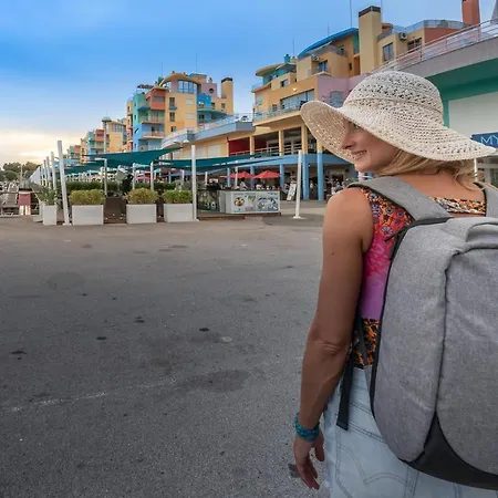 The Homeboat Company Botel 3*