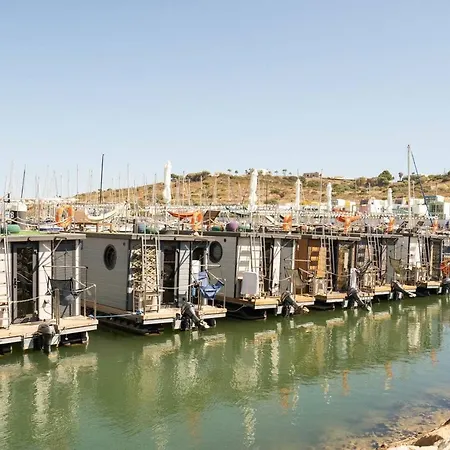 The Homeboat Company Botel 3*