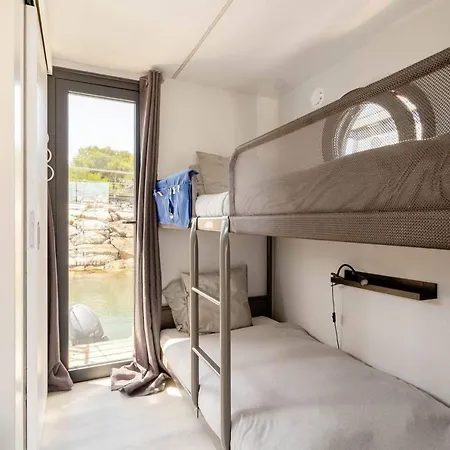 The Homeboat Company Botel