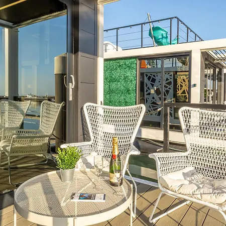 Botel The Homeboat Company