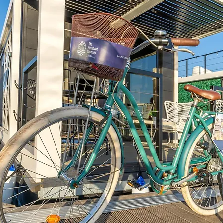 The Homeboat Company Botel 3*