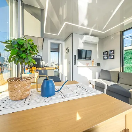 Botel The Homeboat Company 3*