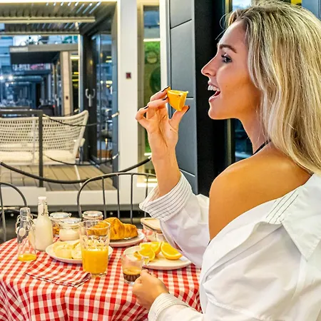 The Homeboat Company Botel