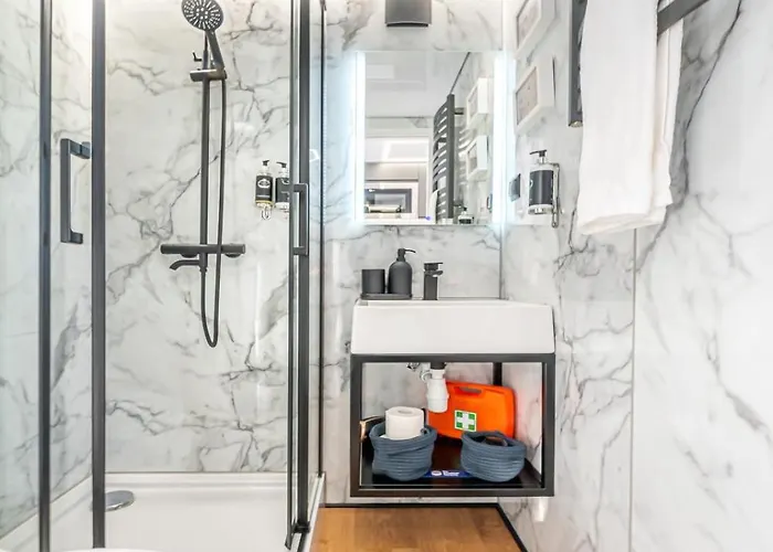 The Homeboat Company 3*